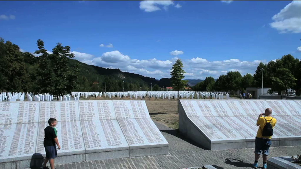 Monument en hommage aux victimes du massacre de Srebrenica.