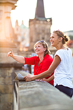 Mère et fille visitent un château