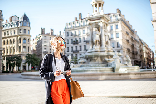 Femme voyageant à Lyon