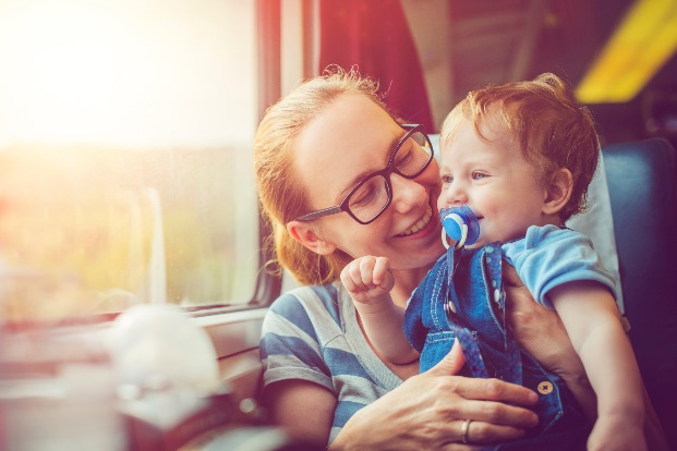 jeune femme et son bébé voyageant en train