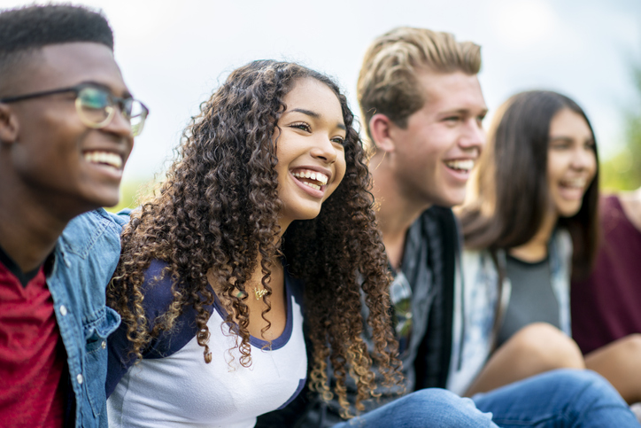 Un groupe de jeunes partage un moment convivial