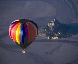 Le Mont-Saint-Michel vu du ciel en montgilfière